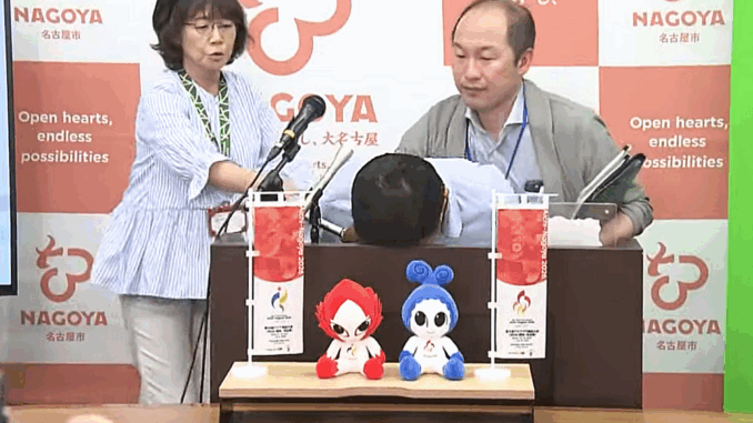Momento en que el alcalde Ichiro Hirosawa cae sobre la mesa.