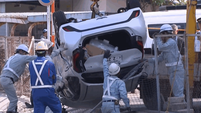 Personal de JR remueve el coche que causó el accidente