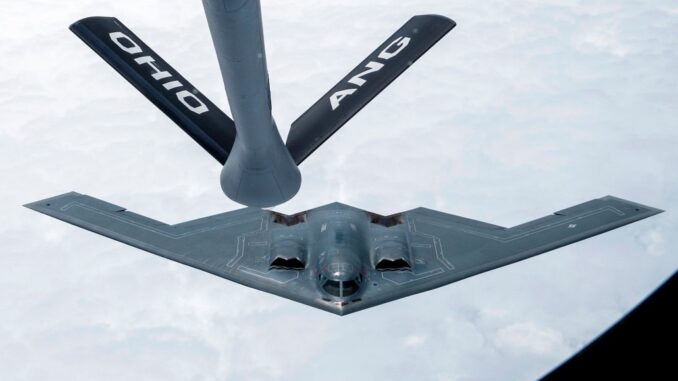 Un bombardero B-2 se dispone a reportar combustible en pleno vuelo