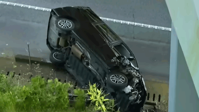 Wagon que cayó por cayó por el puente Hamano en Hamamatsu