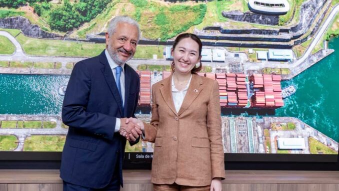 La diputada japonesa Arfiya Eri con Ricaurte Vásquez, administrador de la Autoridad del Canal de Panamá