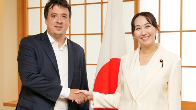 La viceministra Parlamentaria de Japón, eri Arfiya, y el secretario de Industria y Comercio de Argentina, Esteban Marzorati, en Tokio
