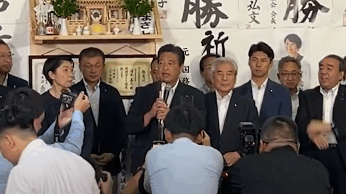 Masato Shimizu celebra su reelección al Senado por el PLD.