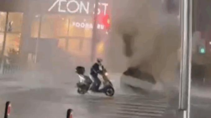Momento en que el asfalto vuela por la presión del agua de lluvia en Yokohama