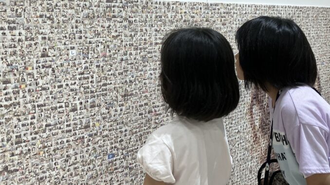 Mosaico con 10.000 fotos familiares en Hiroshima