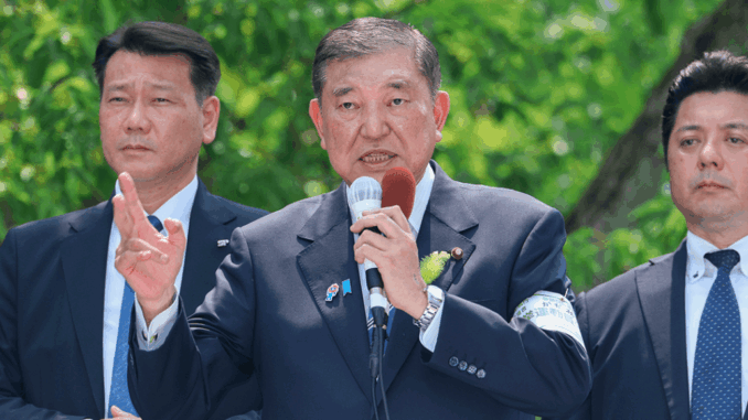 Shigeru Ishiba en campaña electoral
