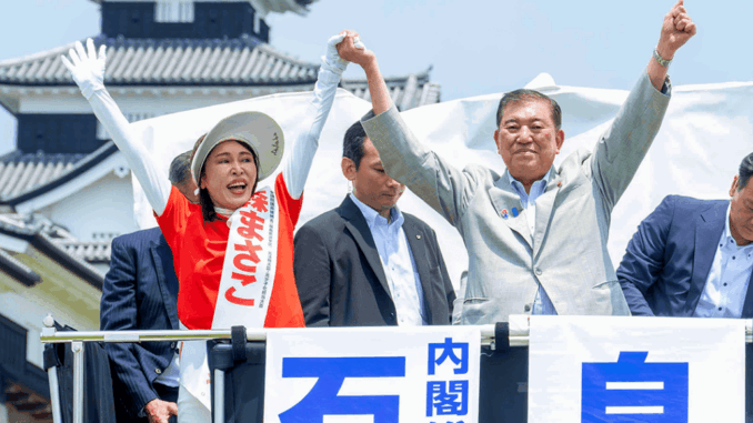 Shigeru Ishiba, pide apoyo para la candidata respaldada por el PLD, Masako Mori (izquierda), en la prefectura de Fukushima