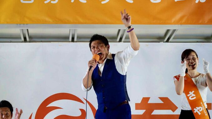 Sohei Kamiya en el cierre de campaña del 19 de julio ante 20.000 personas. A su costado Saya. (@jinkamiya)