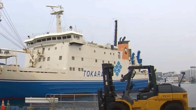 Un barco procedente de las islas de Tokara llegando a Kagoshima