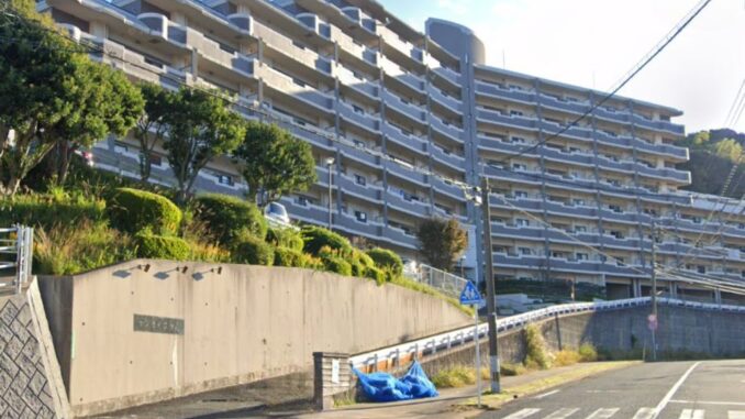 Vista del complejo residencial en el distrito Moji de Kitakyushu, donde fue hallado el artefacto explosivo.