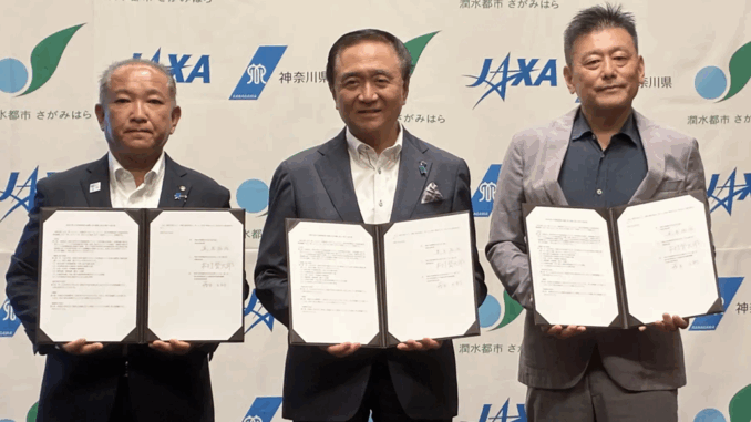 El alcalde Kentaro Motomura (Sagamihara), el gobernador Yuji Kuroiwa (Kanagawa) y el director Masaki Fujimoto (JAXA) durante la firma del acuerdo de colaboración.