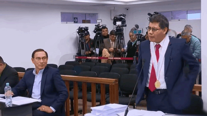 El fiscal Germán Juárez Atoche sustenta su pedido ante la mirada del ex presidente Martín Vizcarra