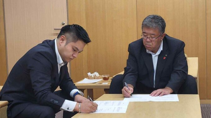 Firma del acuerdo entre Masao Aizawa, presidente de Aizawa Corporation, y el alcalde de Mooka, Kazuhiko Nakamura (2)