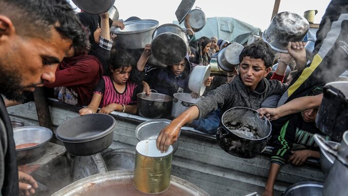 El 12 de diciembre de 2024, la ciudad de Khan Younis, en el sur de la Franja de Gaza, se vio afectada por una escasez de harina y una falta de entregas de ayuda.