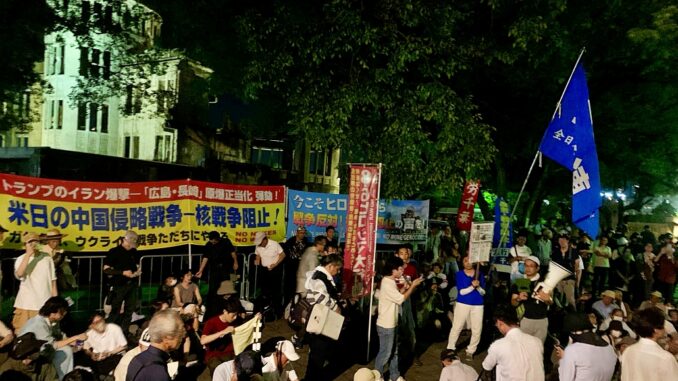 Grupos extremistas japoneses acamparon desde anoche en la Plaza de la Paz en Hiroshima