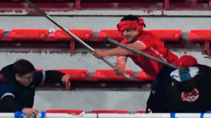 Hinchas de Independiente rompieron el cerco policial y golpearon salvajemente a los chilenos - 2