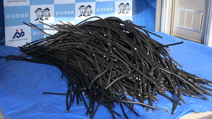 La policía de Niigata presenta parte del cable robado por cuatro camboyanos