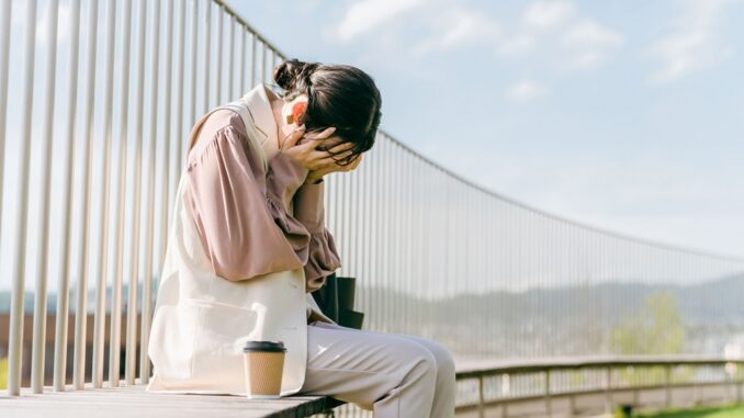 Mujer de negocios llorando por acoso o estrés