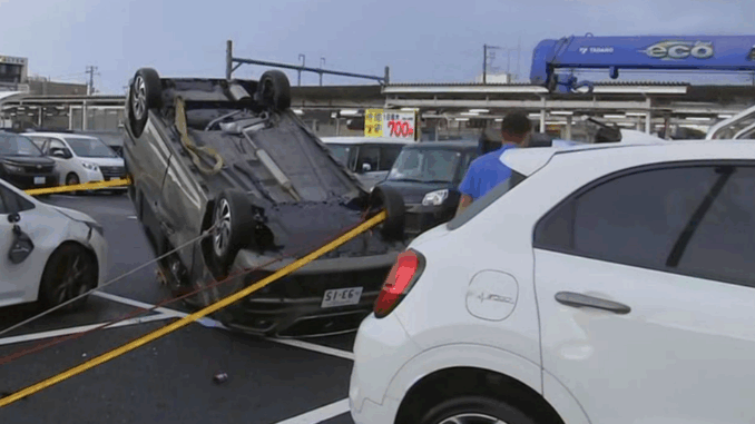 Coche volcado por los vientos