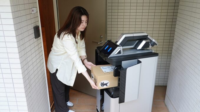 Entrega de un paquete en la puerta de la vivienda. (Yamato Transport)