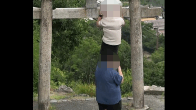 Extranjeros hacen barras en torii sagrado en Osaka