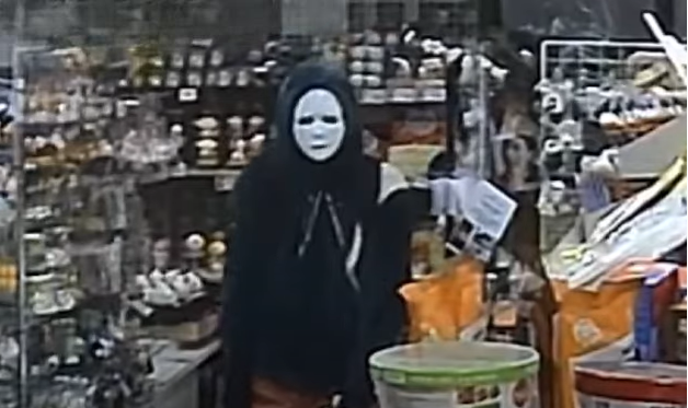 Imagen del sospechoso captada por las cámaras de seguridad del supermercado.