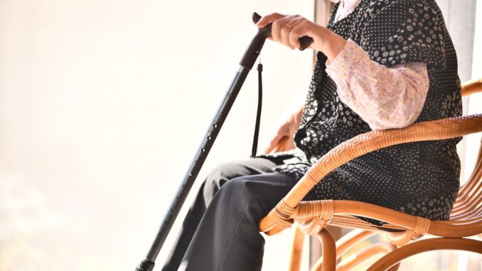Tercera edad, perosna con bastón