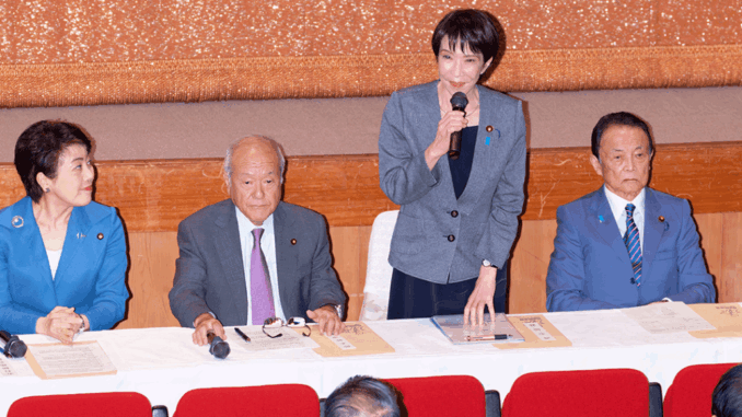 El PLD lucha para no perder el poder haciendo promesas de cooperación a los opositores. En la foto, Sanae Takaichi.