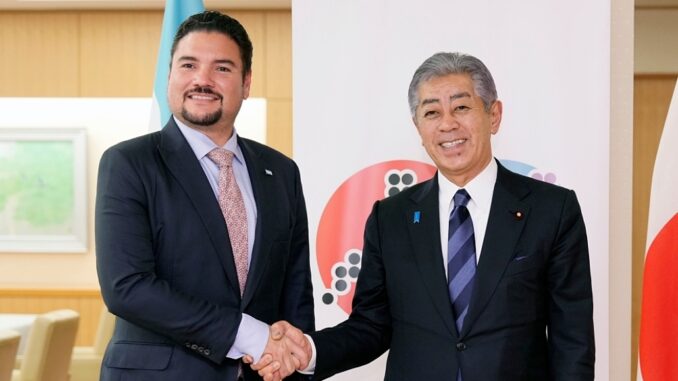 Javier Efraín Bú, secretario de Estado de Relaciones Exteriores, y el canciller japonés, Takeshi Iwaya.