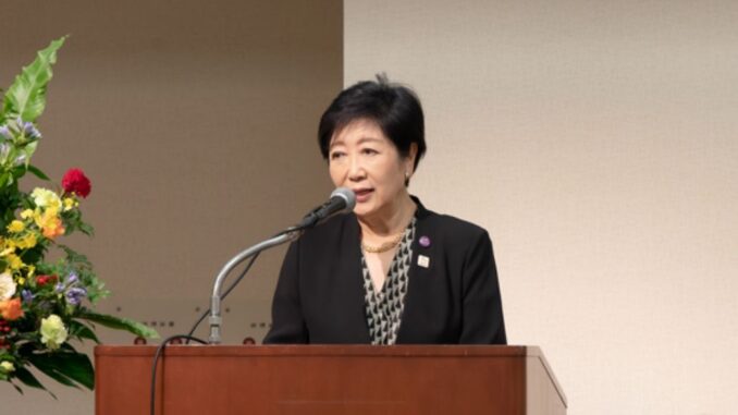 La gobernadora Yuriko Koike durante su intervención en el Foro 2025 de la Asociación Japonesa de Refugios Nucleares.