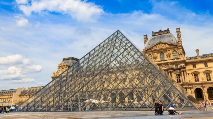Museo de Louvre en París (Foto Olha Solodenko)