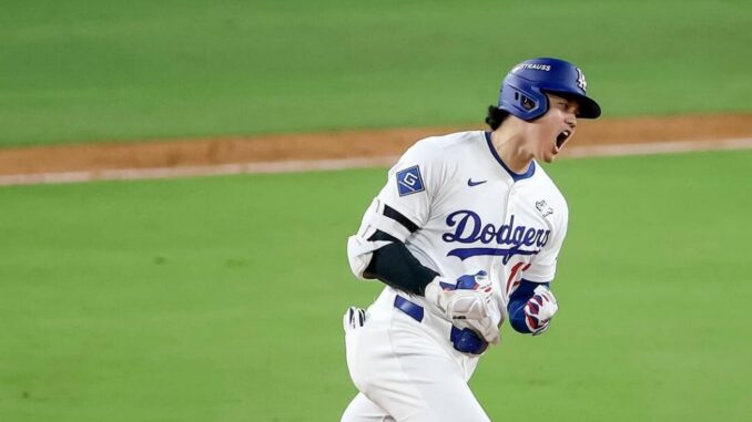 Ohtani celebra su segundo jonrón (Dodgers)