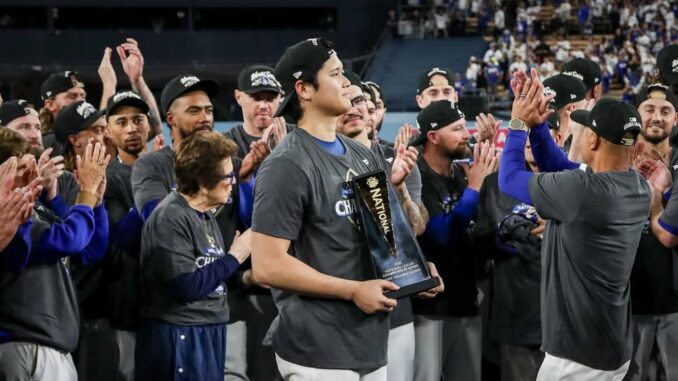 Ohtani con el trofeo de Jugador Más Valioso de la Liga Nacional de EEUU