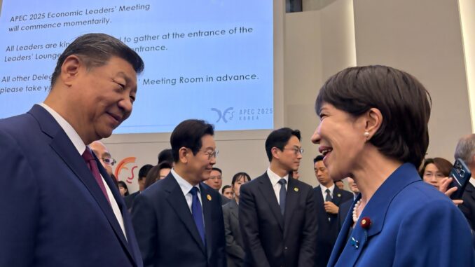 Sanae Takaichi y Xi Jinping se saludan en la reunión de líderes de APEC