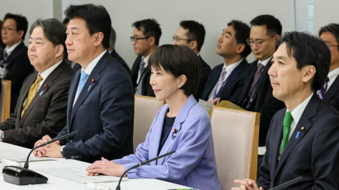 Takaichi en su primera reunión como Primera Ministra