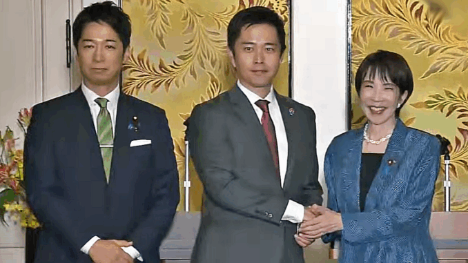 Takaichi y Yoshimura sellan la coalición entre el PLD e Ishin no Kai. A la Izquierda Fujita, secretario general de Ishin