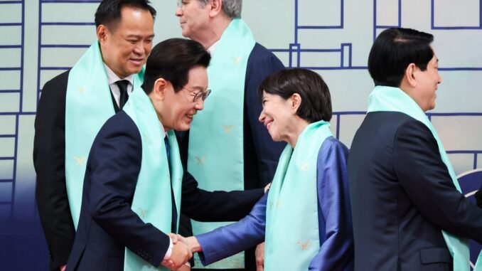 El presidente surcoreano encantado con la primer ministra Takaichi