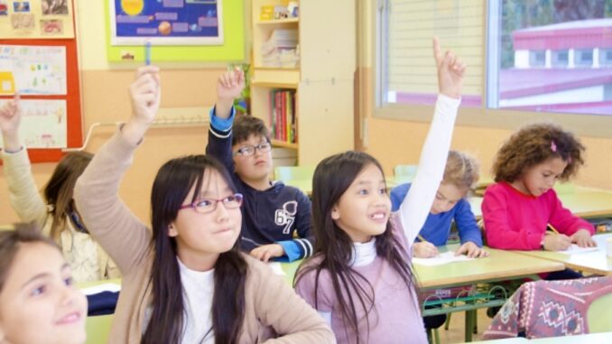Niños en una aula de escuela