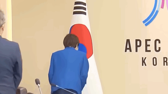 Takaichi hace una inusual venia ante la bandera de Corea del Sur