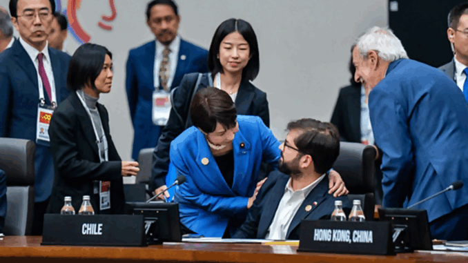 Takaichi saludó afectuosamente al presidente chileno Boric