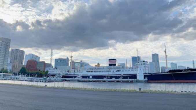 Vista del muelle de Yamashita Park en Yokohama, cercano al Hikawa Maru.